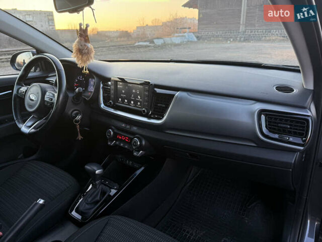 Сірий Кіа Stonic, об'ємом двигуна 1.4 л та пробігом 67 тис. км за 16850 $, фото 18 на Automoto.ua