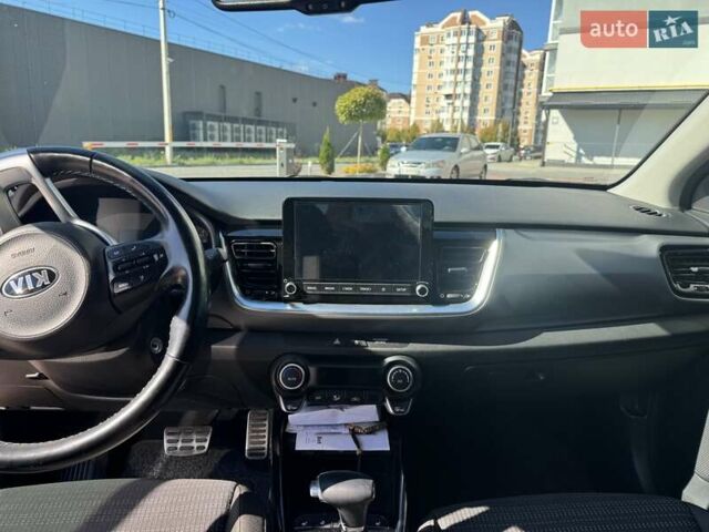 Серый Киа Stonic, объемом двигателя 1.37 л и пробегом 36 тыс. км за 18500 $, фото 5 на Automoto.ua