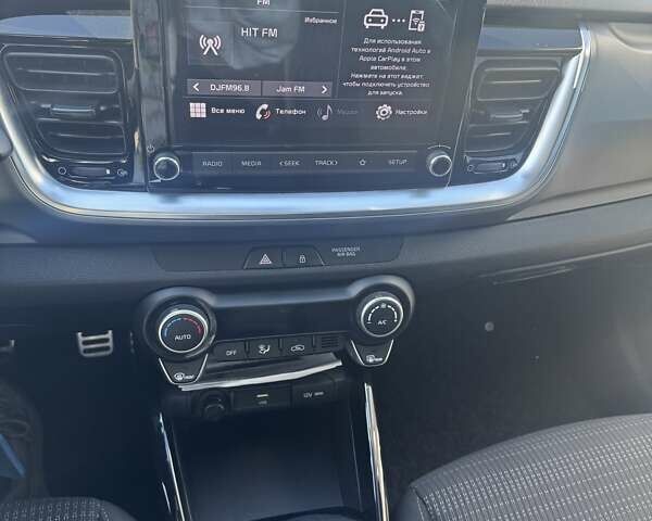 Серый Киа Stonic, объемом двигателя 1.37 л и пробегом 36 тыс. км за 18500 $, фото 3 на Automoto.ua
