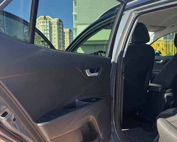 Серый Киа Stonic, объемом двигателя 1.37 л и пробегом 36 тыс. км за 18500 $, фото 9 на Automoto.ua