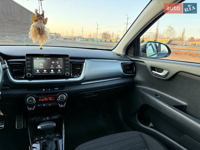 Сірий Кіа Stonic, об'ємом двигуна 1.4 л та пробігом 67 тис. км за 16850 $, фото 25 на Automoto.ua