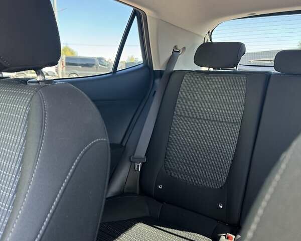 Серый Киа Stonic, объемом двигателя 1.37 л и пробегом 36 тыс. км за 18500 $, фото 8 на Automoto.ua