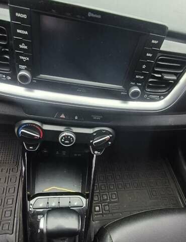 Синий Киа Stonic, объемом двигателя 1.6 л и пробегом 130 тыс. км за 15300 $, фото 1 на Automoto.ua