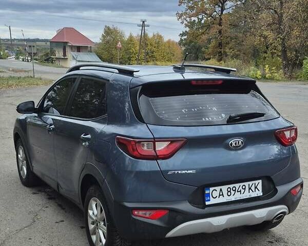 Синий Киа Stonic, объемом двигателя 1.6 л и пробегом 130 тыс. км за 15300 $, фото 3 на Automoto.ua