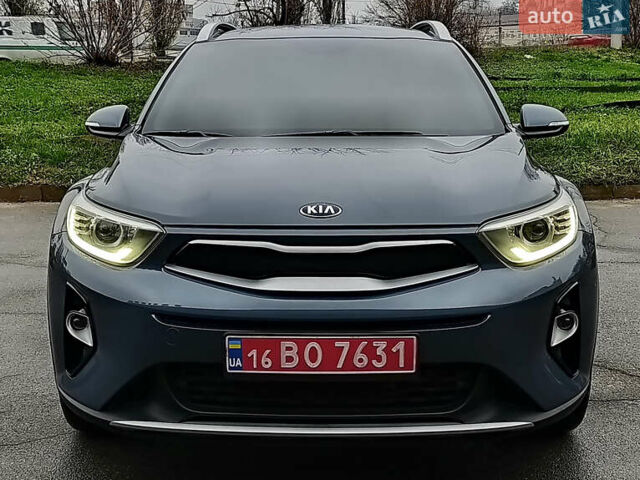Синий Киа Stonic, объемом двигателя 1.6 л и пробегом 144 тыс. км за 15955 $, фото 2 на Automoto.ua