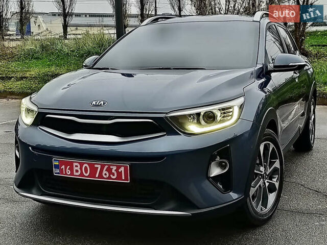 Синий Киа Stonic, объемом двигателя 1.6 л и пробегом 144 тыс. км за 15955 $, фото 3 на Automoto.ua