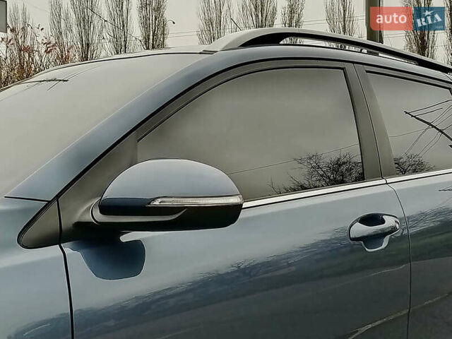 Синий Киа Stonic, объемом двигателя 1.6 л и пробегом 144 тыс. км за 15955 $, фото 5 на Automoto.ua
