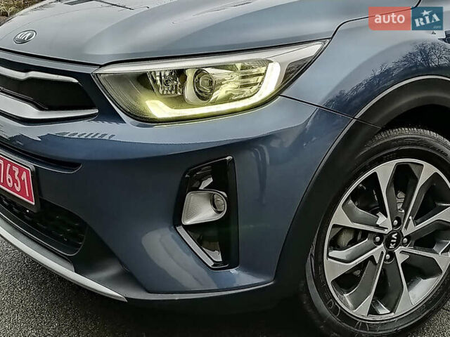 Синий Киа Stonic, объемом двигателя 1.6 л и пробегом 144 тыс. км за 15955 $, фото 4 на Automoto.ua