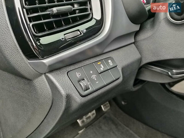 Синий Киа Stonic, объемом двигателя 1.6 л и пробегом 144 тыс. км за 15955 $, фото 12 на Automoto.ua