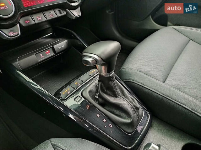 Синий Киа Stonic, объемом двигателя 1.6 л и пробегом 144 тыс. км за 15955 $, фото 21 на Automoto.ua