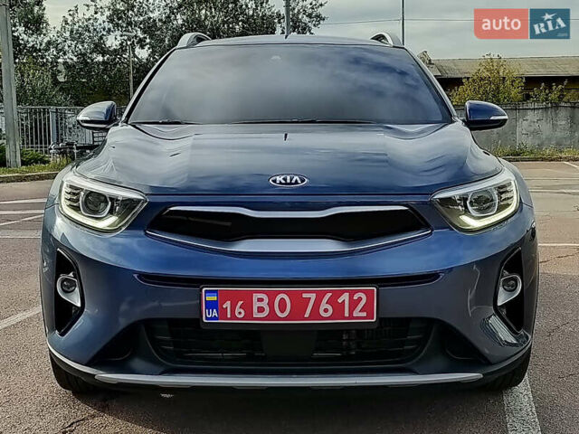 Синий Киа Stonic, объемом двигателя 1.6 л и пробегом 134 тыс. км за 16555 $, фото 2 на Automoto.ua