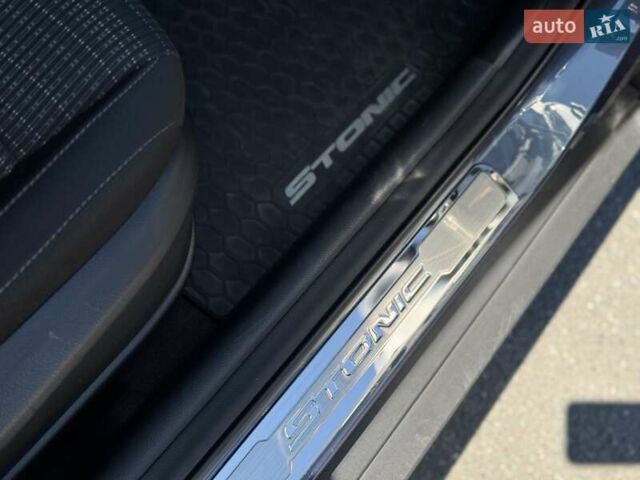 Синий Киа Stonic, объемом двигателя 1.37 л и пробегом 30 тыс. км за 16800 $, фото 24 на Automoto.ua