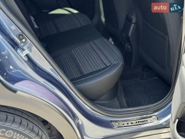 Синий Киа Stonic, объемом двигателя 1.37 л и пробегом 30 тыс. км за 16800 $, фото 26 на Automoto.ua