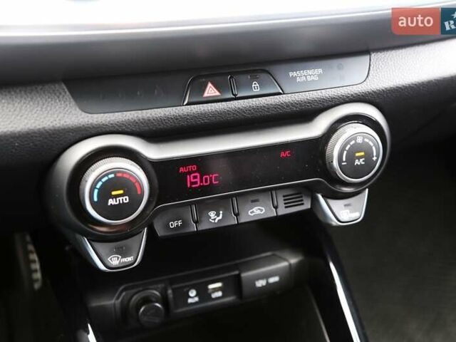 Синій Кіа Stonic, об'ємом двигуна 1.37 л та пробігом 101 тис. км за 15500 $, фото 18 на Automoto.ua
