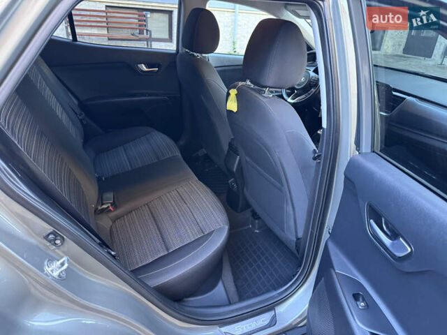 Зеленый Киа Stonic, объемом двигателя 1.37 л и пробегом 117 тыс. км за 11950 $, фото 24 на Automoto.ua