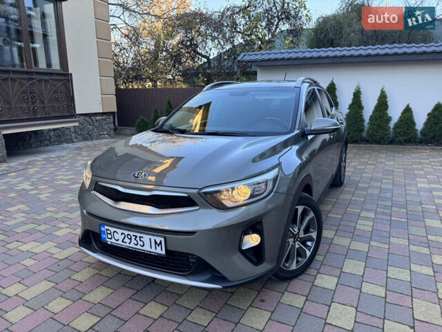 Зеленый Киа Stonic, объемом двигателя 1.37 л и пробегом 117 тыс. км за 11950 $, фото 4 на Automoto.ua