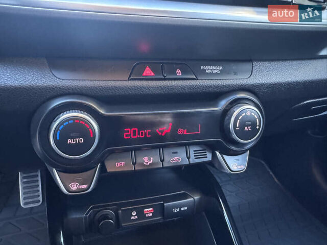 Зеленый Киа Stonic, объемом двигателя 1.37 л и пробегом 117 тыс. км за 11950 $, фото 36 на Automoto.ua