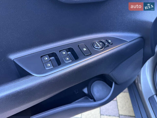 Зеленый Киа Stonic, объемом двигателя 1.37 л и пробегом 117 тыс. км за 11950 $, фото 33 на Automoto.ua