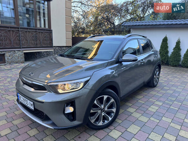Зеленый Киа Stonic, объемом двигателя 1.37 л и пробегом 117 тыс. км за 11950 $, фото 3 на Automoto.ua