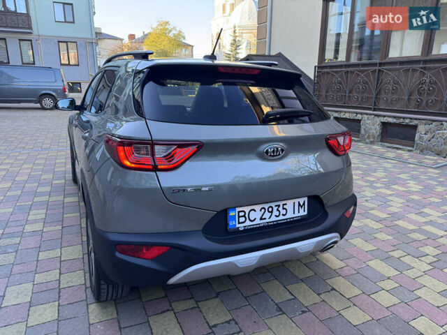 Зеленый Киа Stonic, объемом двигателя 1.37 л и пробегом 117 тыс. км за 11950 $, фото 6 на Automoto.ua