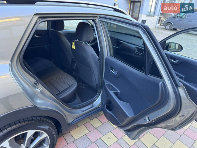 Зеленый Киа Stonic, объемом двигателя 1.37 л и пробегом 117 тыс. км за 11950 $, фото 25 на Automoto.ua