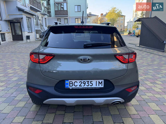 Зеленый Киа Stonic, объемом двигателя 1.37 л и пробегом 117 тыс. км за 11950 $, фото 7 на Automoto.ua