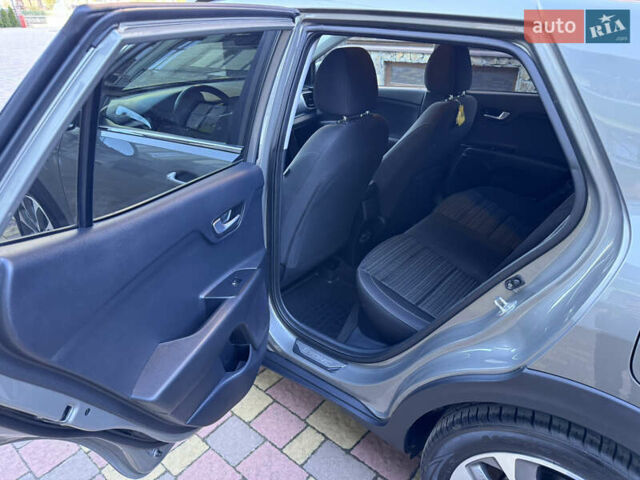 Зеленый Киа Stonic, объемом двигателя 1.37 л и пробегом 117 тыс. км за 11950 $, фото 21 на Automoto.ua