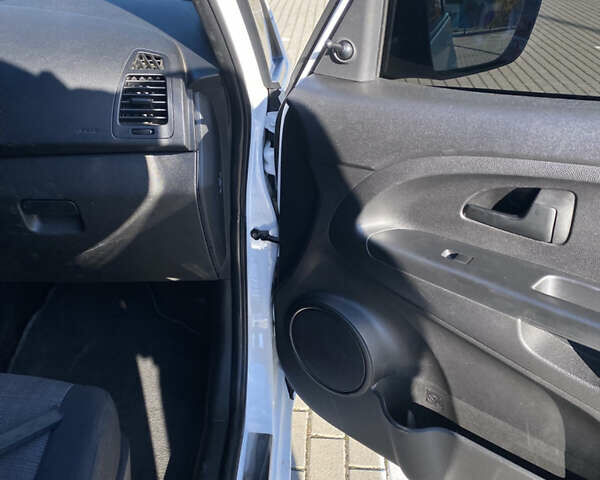 Белый Киа Венга, объемом двигателя 1.4 л и пробегом 217 тыс. км за 5700 $, фото 22 на Automoto.ua