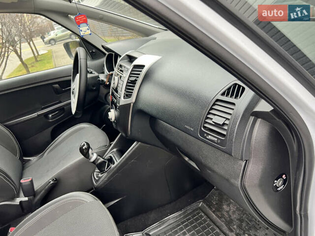 Білий Кіа Венга, об'ємом двигуна 1.4 л та пробігом 176 тис. км за 5400 $, фото 30 на Automoto.ua