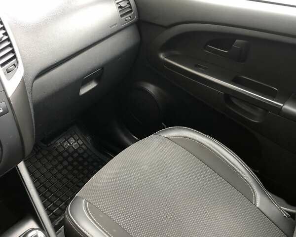 Білий Кіа Венга, об'ємом двигуна 1.4 л та пробігом 175 тис. км за 6300 $, фото 42 на Automoto.ua