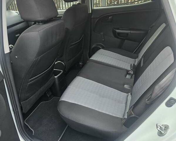 Белый Киа Венга, объемом двигателя 1.4 л и пробегом 114 тыс. км за 10800 $, фото 8 на Automoto.ua