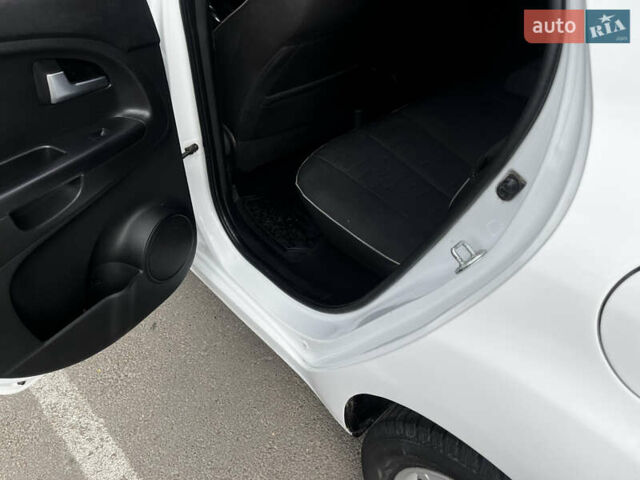 Белый Киа Венга, объемом двигателя 1.6 л и пробегом 121 тыс. км за 7100 $, фото 5 на Automoto.ua