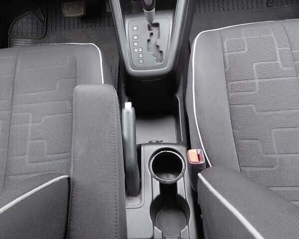 Красный Киа Венга, объемом двигателя 1.59 л и пробегом 108 тыс. км за 7700 $, фото 17 на Automoto.ua