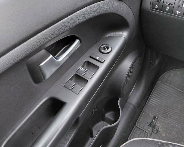 Красный Киа Венга, объемом двигателя 1.59 л и пробегом 108 тыс. км за 7700 $, фото 15 на Automoto.ua