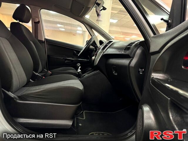 Сірий Кіа Венга, об'ємом двигуна 1.4 л та пробігом 139 тис. км за 5900 $, фото 7 на Automoto.ua