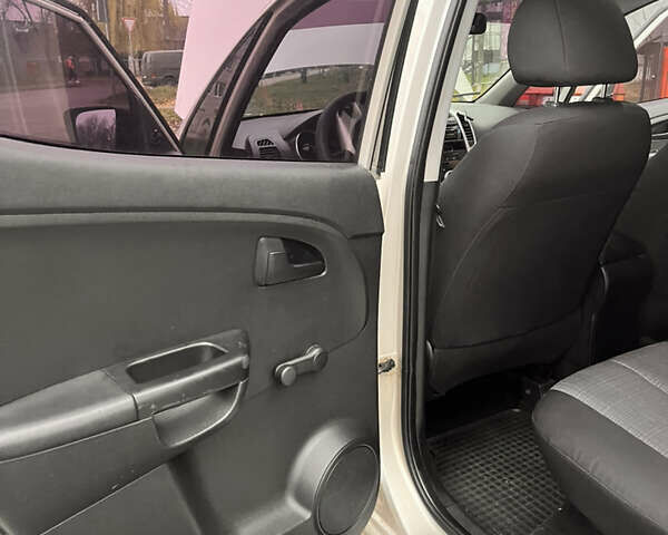 Серый Киа Венга, объемом двигателя 1.4 л и пробегом 314 тыс. км за 6400 $, фото 12 на Automoto.ua