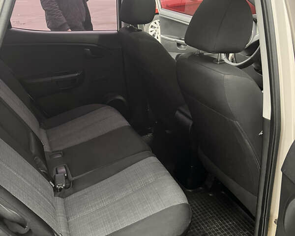 Серый Киа Венга, объемом двигателя 1.4 л и пробегом 314 тыс. км за 6400 $, фото 7 на Automoto.ua