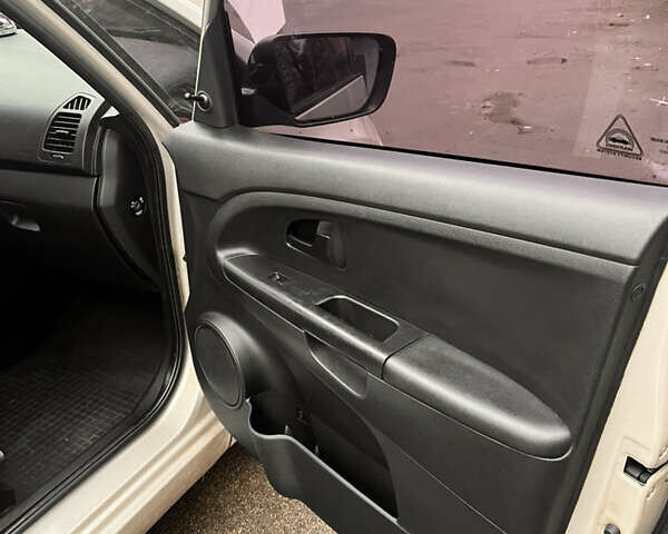 Серый Киа Венга, объемом двигателя 1.4 л и пробегом 314 тыс. км за 6400 $, фото 9 на Automoto.ua