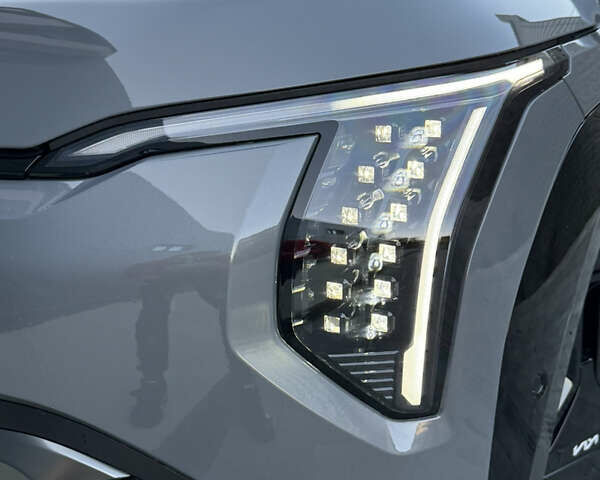 Серый Киа EV3, объемом двигателя 0 л и пробегом 7 тыс. км за 39000 $, фото 17 на Automoto.ua