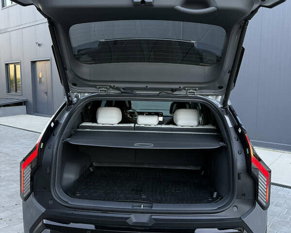 Серый Киа EV3, объемом двигателя 0 л и пробегом 7 тыс. км за 39000 $, фото 5 на Automoto.ua