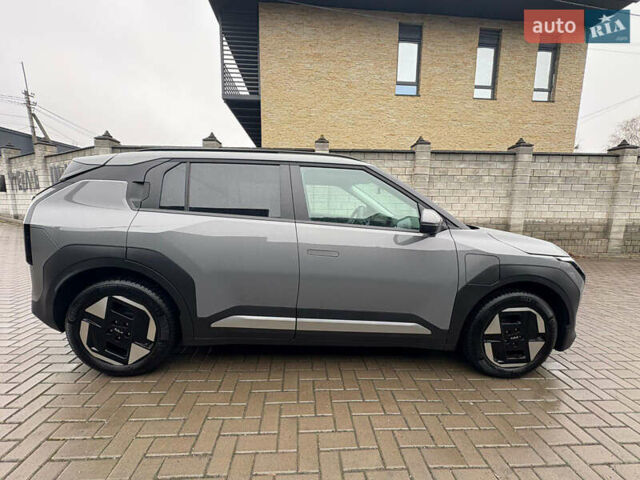 Серый Киа EV3, объемом двигателя 0 л и пробегом 15 тыс. км за 24900 $, фото 4 на Automoto.ua