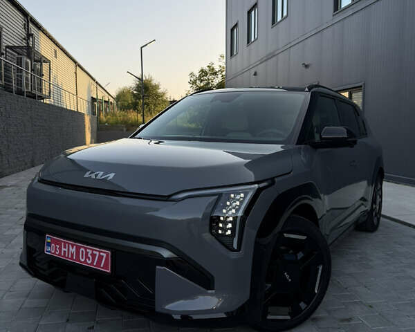 Серый Киа EV3, объемом двигателя 0 л и пробегом 7 тыс. км за 39000 $, фото 1 на Automoto.ua
