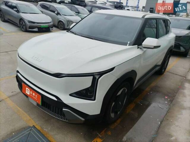 Белый Киа EV5, объемом двигателя 0 л и пробегом 20 тыс. км за 23500 $, фото 1 на Automoto.ua