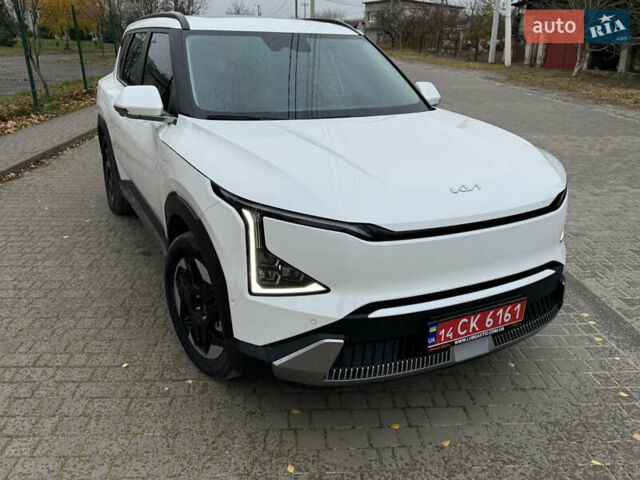 Белый Киа EV5, объемом двигателя 0 л и пробегом 28 тыс. км за 24999 $, фото 2 на Automoto.ua