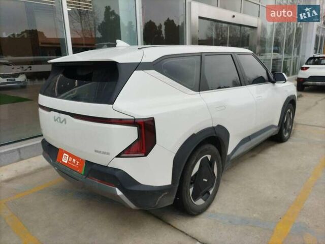 Белый Киа EV5, объемом двигателя 0 л и пробегом 20 тыс. км за 23500 $, фото 3 на Automoto.ua