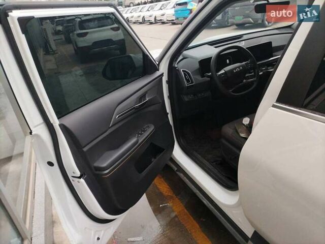 Белый Киа EV5, объемом двигателя 0 л и пробегом 20 тыс. км за 23500 $, фото 7 на Automoto.ua