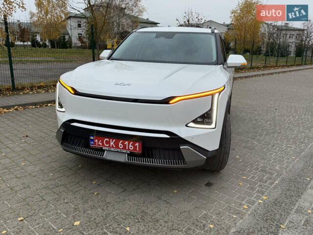 Белый Киа EV5, объемом двигателя 0 л и пробегом 28 тыс. км за 24999 $, фото 3 на Automoto.ua