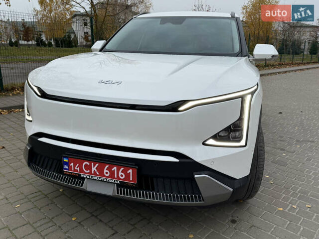 Белый Киа EV5, объемом двигателя 0 л и пробегом 28 тыс. км за 24999 $, фото 1 на Automoto.ua