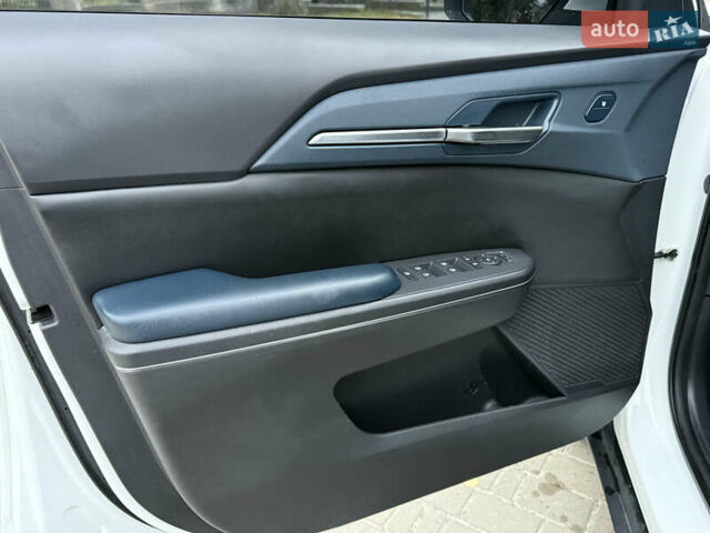 Белый Киа EV5, объемом двигателя 0 л и пробегом 28 тыс. км за 24999 $, фото 33 на Automoto.ua