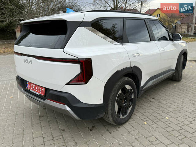 Белый Киа EV5, объемом двигателя 0 л и пробегом 28 тыс. км за 24999 $, фото 24 на Automoto.ua